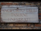 06449 ostia - regio iv - insula vi - angiporto delle taberne finestrate - schild.jpg